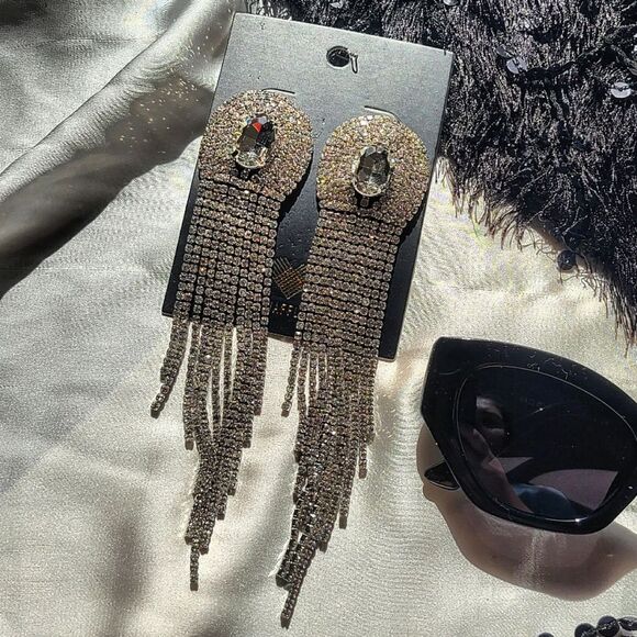 🆕️Holiday Collection// Silver statement Earrings - Picture 1 of 2
